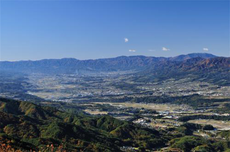 伊那谷南部　天竜川・両岸に段丘・正面三河高原・最高峰恵那山脇を神坂峠