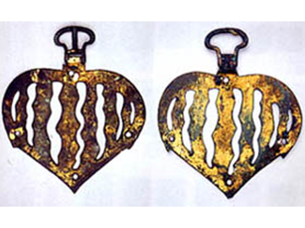 金銅製透彫り杏葉