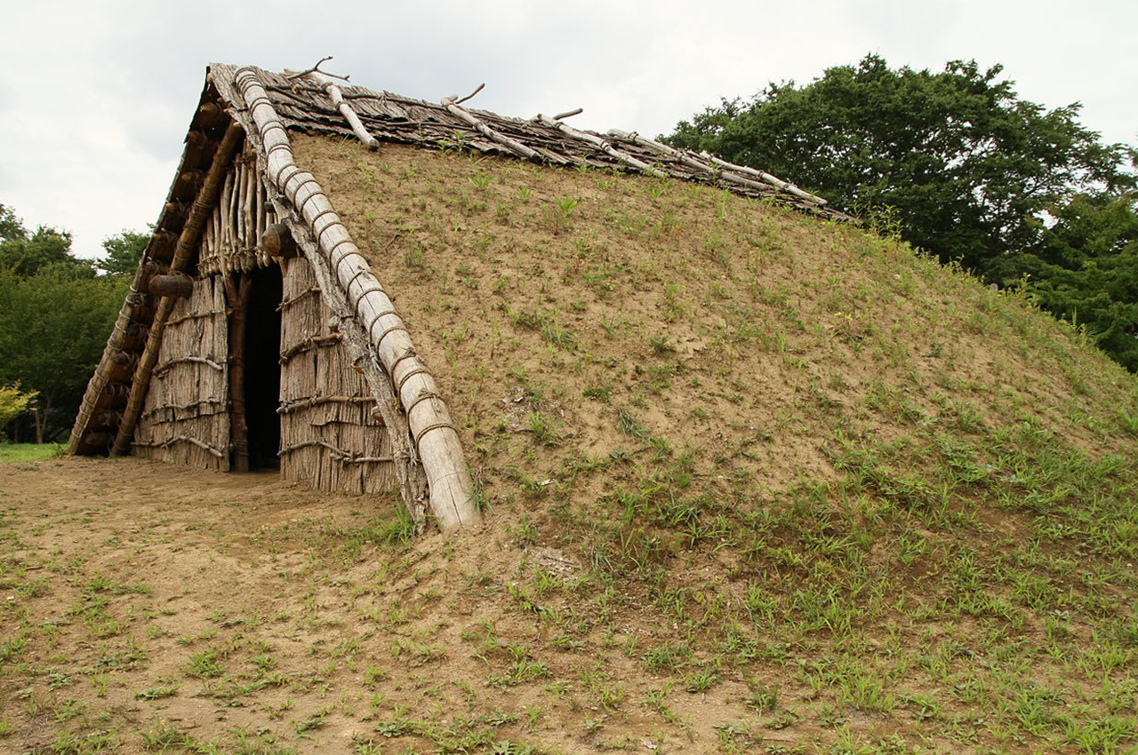 御所野遺跡・屋根の竪穴式住居