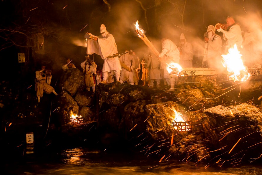 若狭に春を告げる神事・鵜の瀬でのお水送り